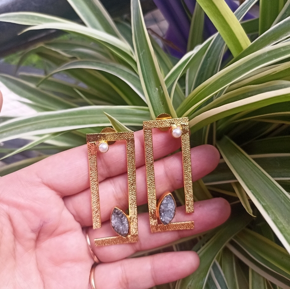 Handmade gold platted stone studded stud earrings - Picture 5 of 11